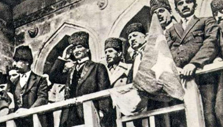 Yunan kazansaydı diyenlerin ağladığı gün. İzmir'in düşman işgalinden kurtuluşunun 101'inci yıl dönümü kutlu olsun