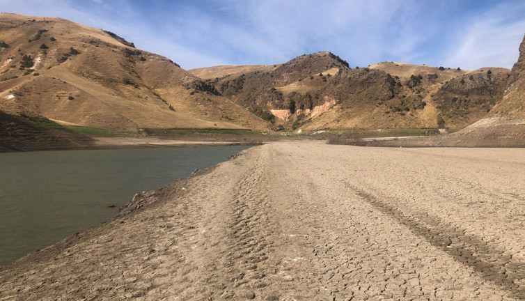 Kars’ta baraj suyu 20 metre çekildi