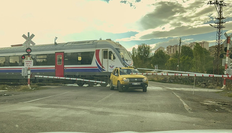 Taksi ‘kıl payı’ kurtuldu. Raybüs geçerken bariyerler kapandı