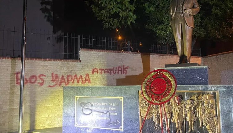 Anıtın duvarına "boş yapma Atatürk" yazıp Atatürk’ün yüzünü kırmızıya boyadılar. Şerefsizler güya Ebrar'dan intikam aldılar