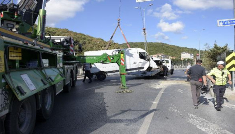 Sarıyer'de araç devrildi. Çayırbaşı tüneli 2 saat kapandı