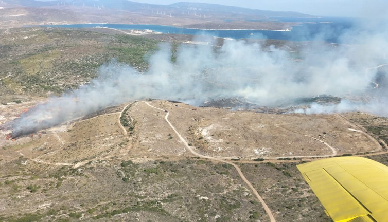 Çöplükte çıkan yangın otluk alana sıçradı. 3 uçak, 5 helikopter ile yangına müdahale ediliyor