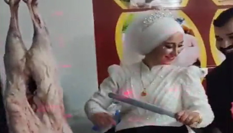 Kasap gelin pasta yerine et kesti. Düğün fotoğrafı çekiminde son nokta.