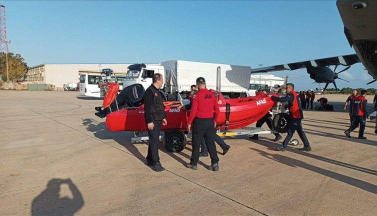 AFAD'ın arama kurtarma ekiplerini götüren uçak Libya'ya ulaştı