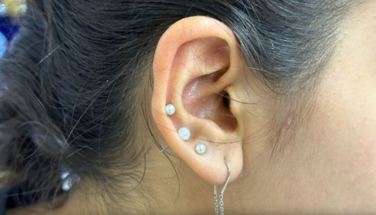 Sakın böyle kulak deldirmeyin. Tehlikesi büyük