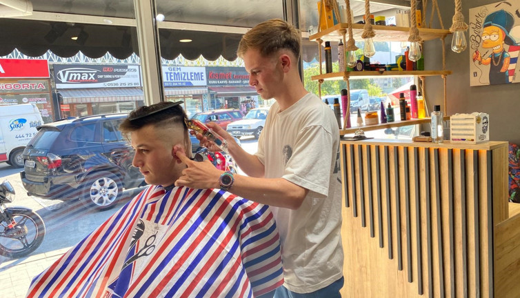 Haber olmak için sokakta tıraş yaptı