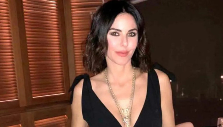 Defne Samyeli sevgilisiyle ilgili sorulardan kaçmak için 2 saat restoranda bekledi