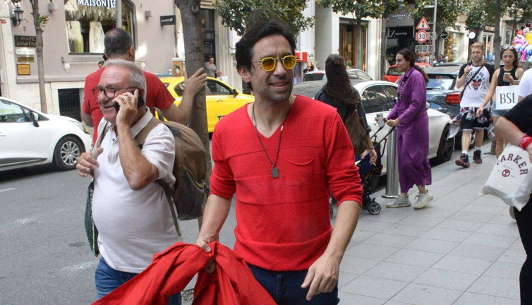 'Yargı' oyuncusu Nişantaşı'nda görüntülendi. Boynundaki dua dikkat çekti