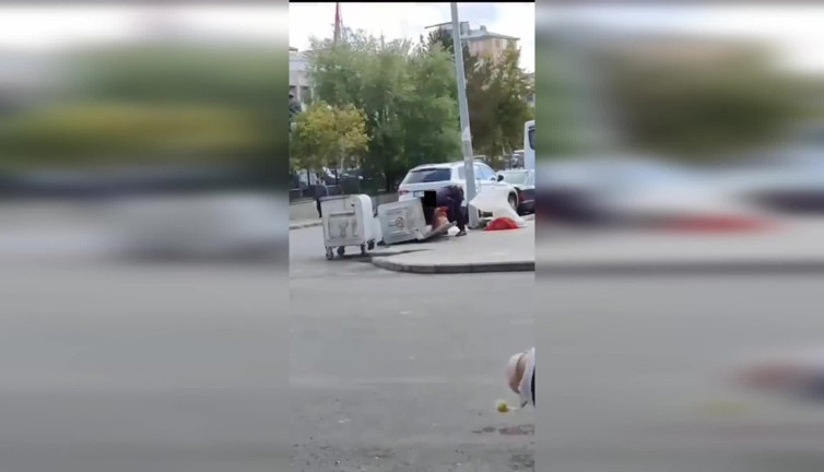 Vatandaş valilik önündeki çöpten yiyecek topladı. İşte sefalet yüzyılı