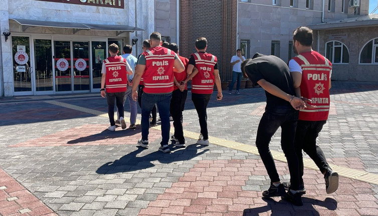 Kendilerini polis olarak tanıtıp 1 milyon 750 bin TL dolandırdılar