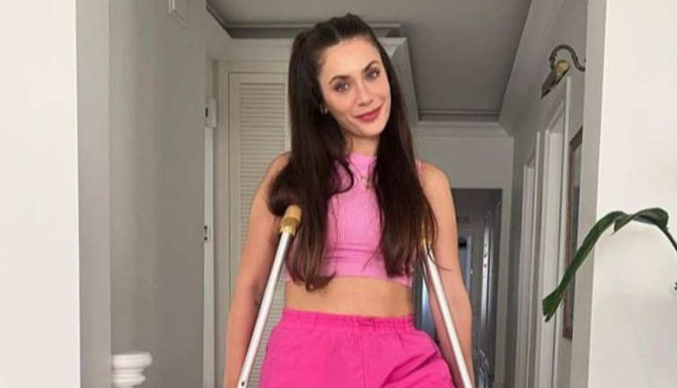 Fulya Zenginer koltuk değnekli fotoğrafını paylaştı. ‘Geçmiş olsun’ mesajı yağdı