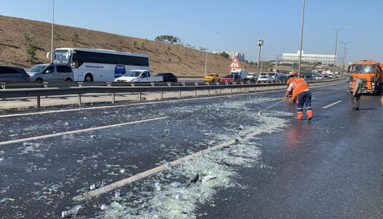 TEM Otoyolu’nu su şişeleri kapladı. Toplaya toplaya bitiremediler