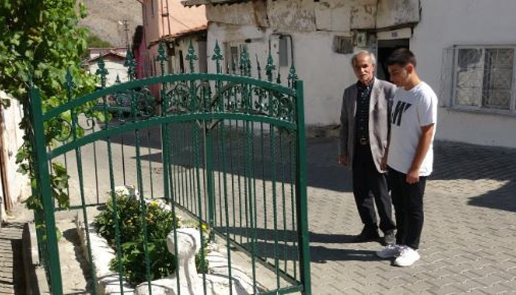 Yolun ortasında esrarengiz mezar