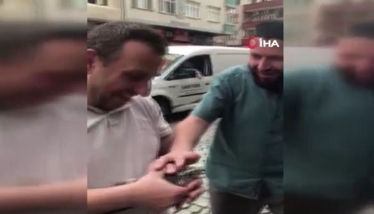 Bıldırcın kuşunun korkulu rüyası dükkana girdi. İlgi odağı oldu
