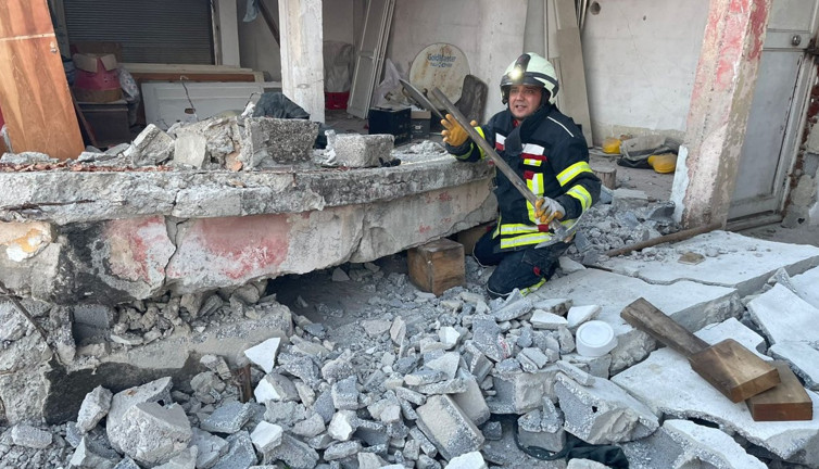 Mersin'de evin duvarı çöktü 1 çocuk duvarın altında kaldı