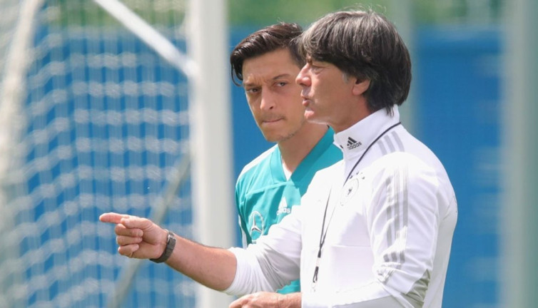 Mesut Özil Milli Takım'ın başına geçiyor. Alman basını yanında getireceği ismi de açıkladı