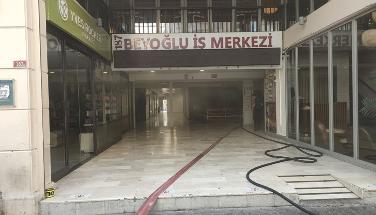 İstiklal Caddesi’nde yangın paniği. Dumanlar tramvay seferlerini iptal ettirdi