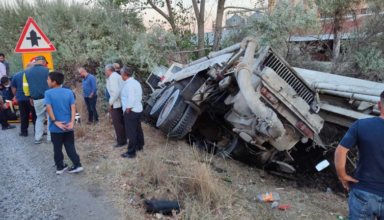 Beton mikseri traktör ile çarpıştı: 3 yaralı