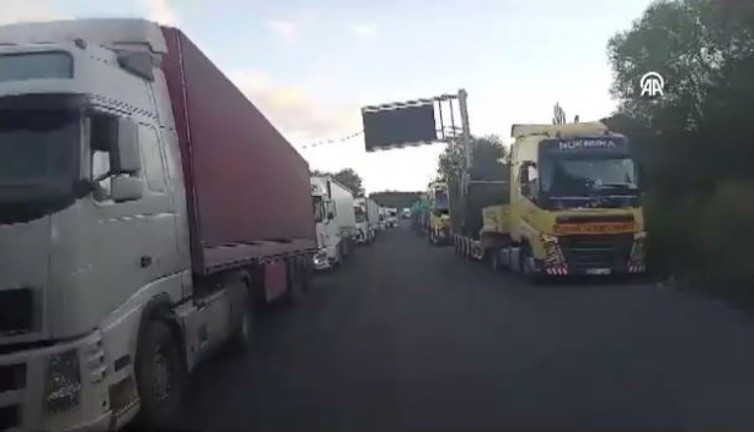 İnternet sistemi çöktü, sınırda TIR kuyruğu uzadıkça uzadı