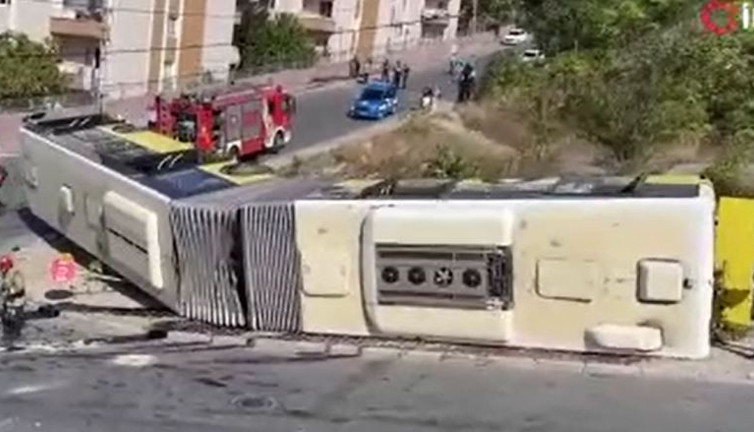 İstanbul'da yolcu dolu belediye otobüsü devrildi