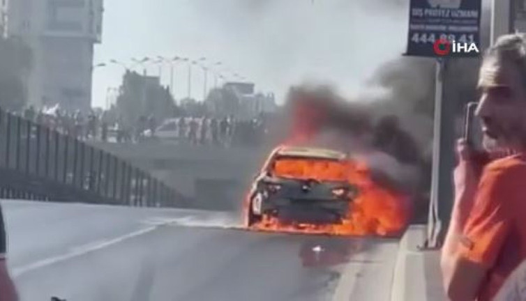 Beylikdüzü'nde seyir halindeki otomobil küle döndü