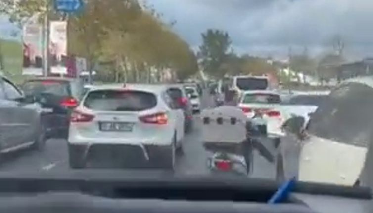 Ambulansın önünü açmak isteyen motokurye talimatları dinlemeyen araçlara tekme attı