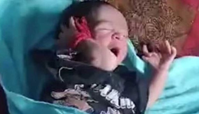 26 parmakla doğdu diye bebeği tanrıça ilan ettiler