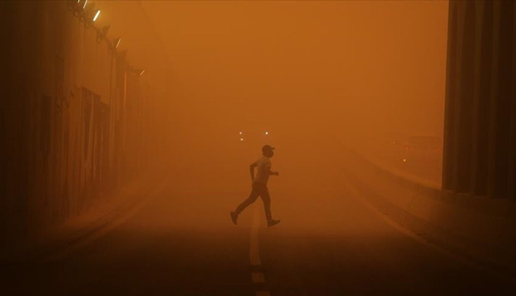 İran'da kum fırtınası alarmı! Devlet kurumları tatil edildi