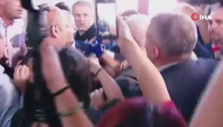 İktidar ve muhalefet vekilleri yumruk yumruğa birbirine girdi