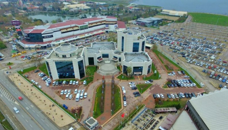 En borçlu belediye 50 kişiyi Umreye götürecek. AKP'li belediye tam 2,1 milyon TL harcayacak