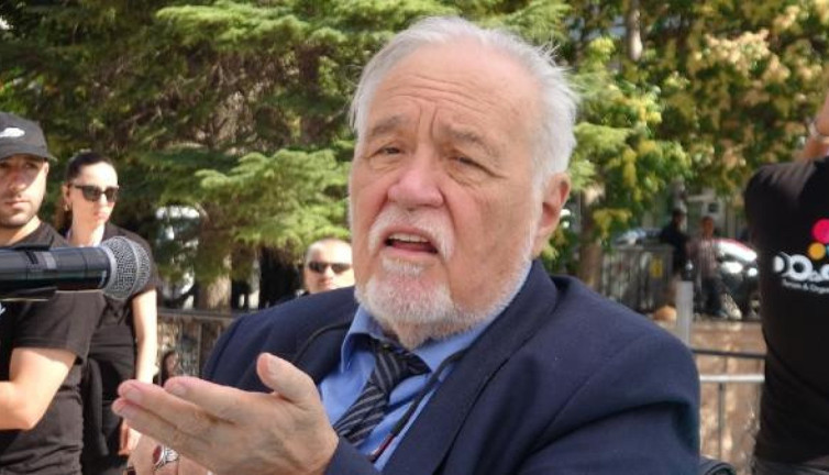 İlber Ortaylı mikrofonu bozulunca sinirlendi: Bu işler kanun nizam yazmakla olmuyor