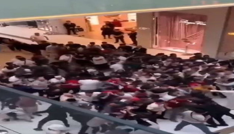 iPhone 15 alabilmek için birbirlerini ezdiler. Güvenlikler bile yetersiz kaldı