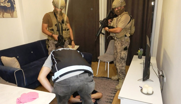 Lüks rezidansta 50 kilo eroin ele geçirildi: Özel tim kapıları kırdı