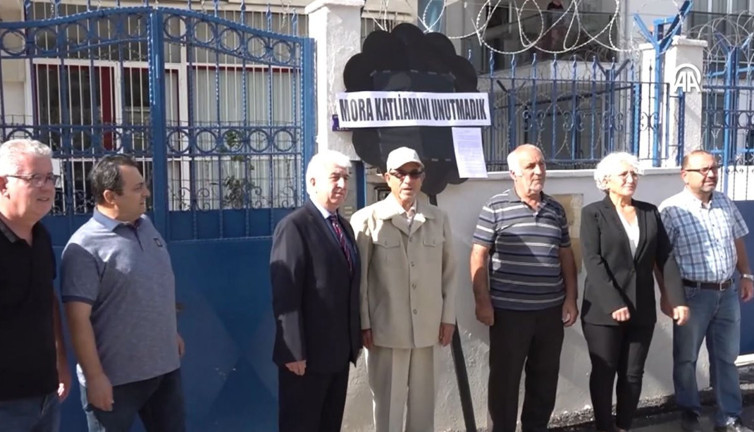 Mora katliamı Yunan konsolosluğuna bırakılan siyah çelenkle protesto edildi
