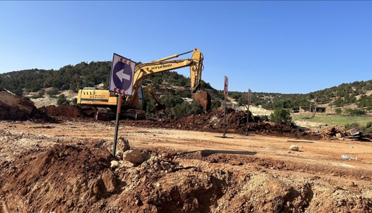 Selin ikiye böldüğü Derne'de geçici köprü inşa ediliyor