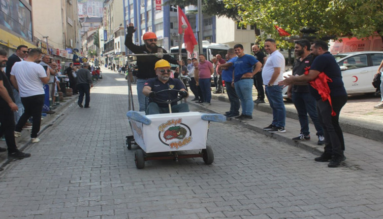Artvin'de atık malzemelerden tasarlanan motorsuz araçlar yarıştı