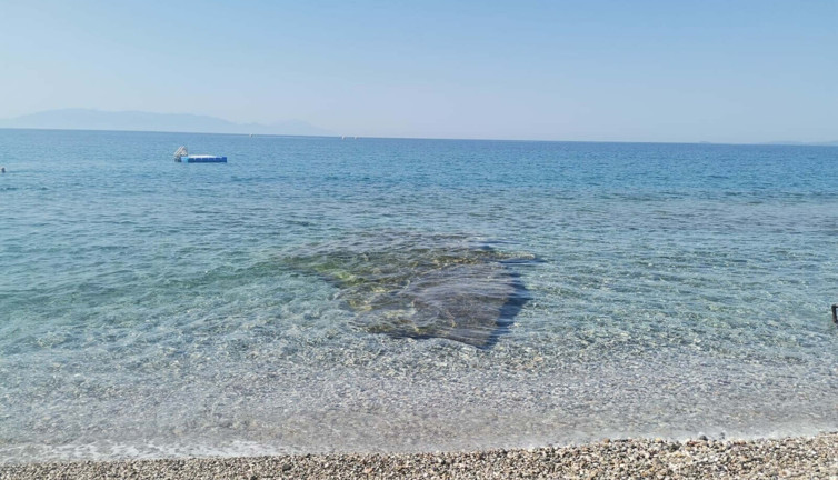 İzmir'de denizde kaya parçası tehlikesi