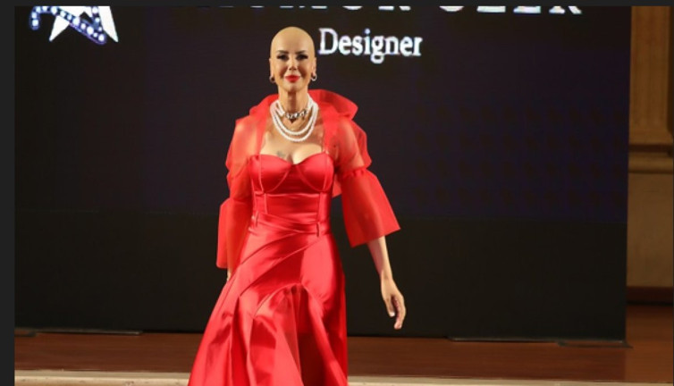 Tanyeli sıfıra vurdurduğu saçlarıyla İtalya'da podyuma çıktı. Kanser tedavisi görüyordu