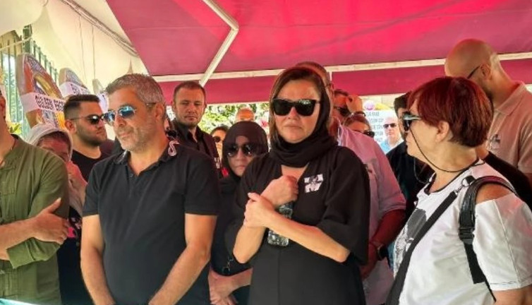 Deniz Seki'nin en zor günü. Annesi son yolculuğuna uğurlanıyor