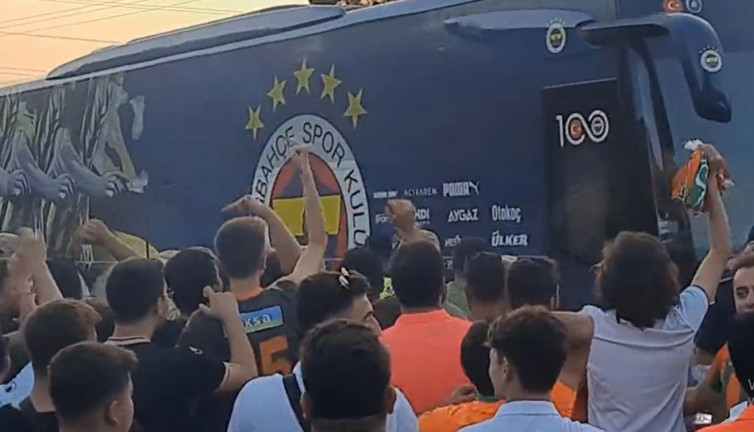 Fenerbahçe kafilesine taraftar şoku