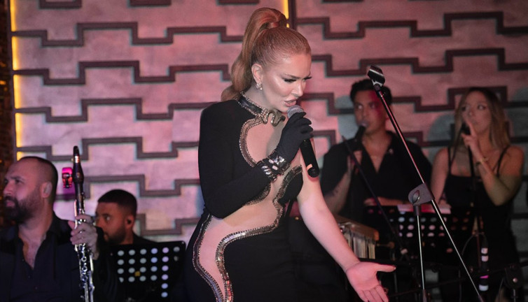 Pınar Eliçe yılanlı kostümüyle meydan okudu