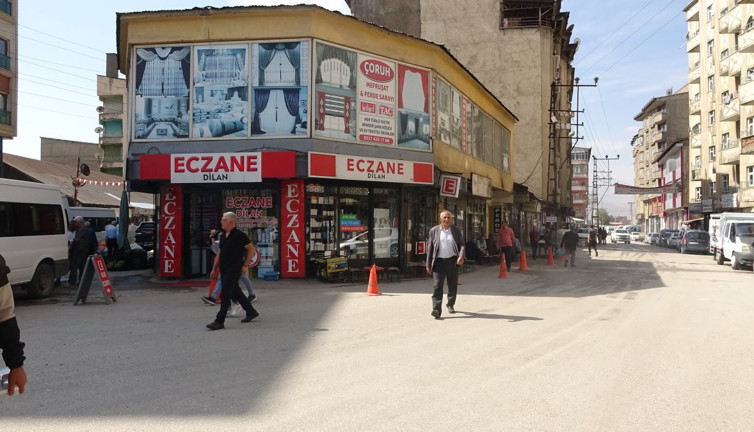 Hastaneden çıktı eczane kapısında öldü. Öğretmenin ilacı içmeye fırsatı olmadı
