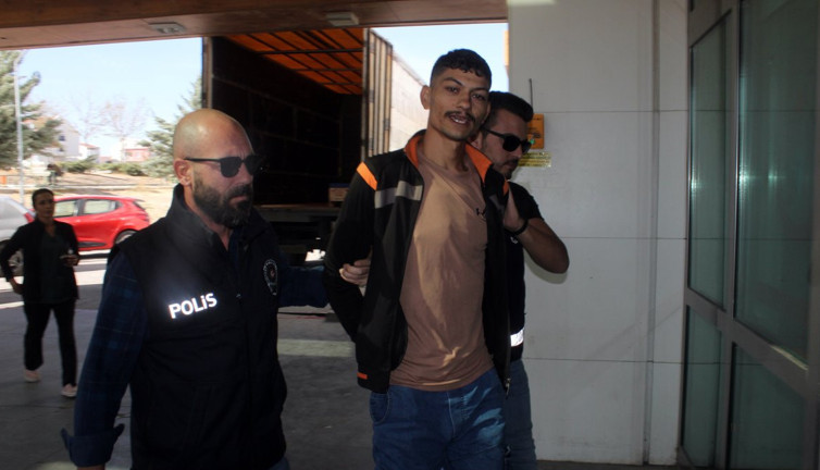 Sevgilisiyle çaldıkları otomobille tatile giderken yakalandı. Pişkin hırsızların sözleri pes dedirtti