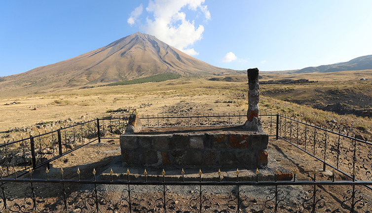 Ağrı Dağı'nda şehit düşen Mehmetçiğin ölüm nedeni baş taşında yazıyor