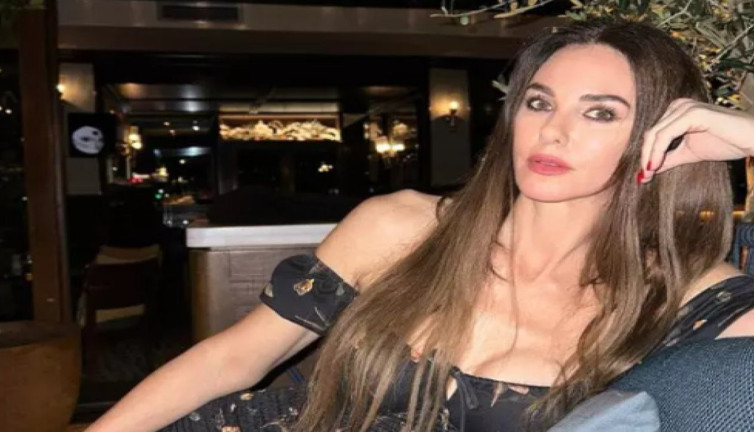 Zamanı durduran kadın Defne Samyeli son pozları ile yıktı geçti. Çinli araştırmacılara konu olmuştu