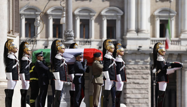 İtalya'da ölen eski Cumhurbaşkanı Napolitano devlet töreniyle son yolculuğuna uğurlandı