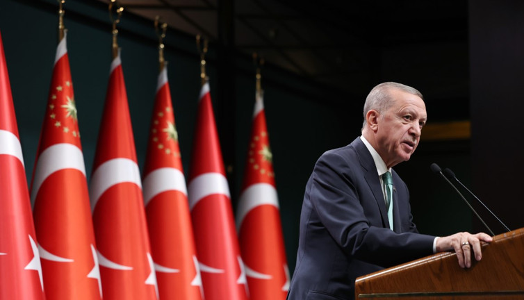 Gençlerin hayalleri yine suya düştü. Erdoğan telefon ve bilgisayar vaadinin detaylarını açıkladı