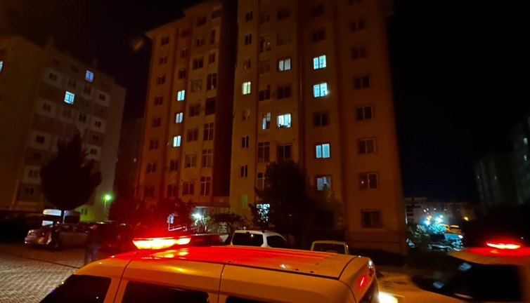 Eski eşinin anne ve babasını darp ederken camdan düşüp öldü