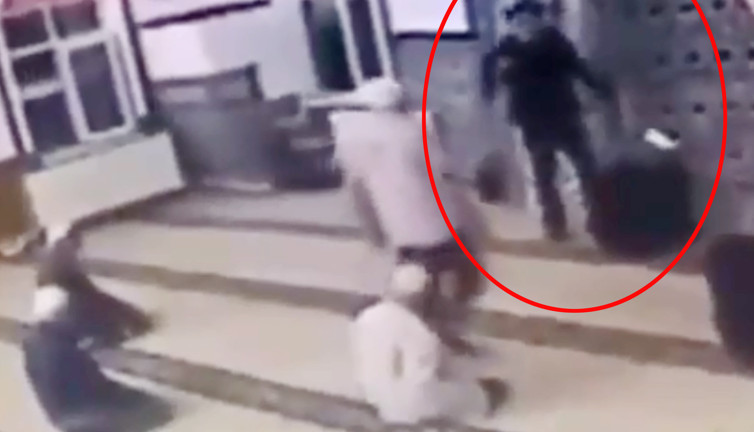 Ayakkabıyla camiye girdi imama bağırdı. Namaz kılan cemaat şok oldu