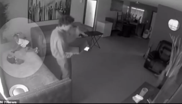 3 yaşındaki kız çocuğu yanlışlıkla kendini vurdu. Aile şok geçirdi